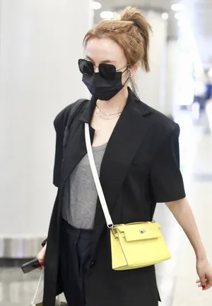 吴昕西服工装裤又美又飒机场照图片