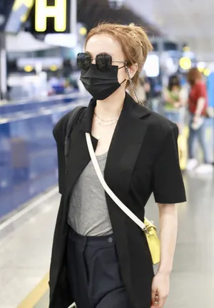 吴昕西服工装裤又美又飒机场照图片