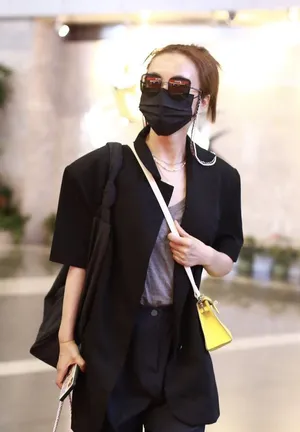 吴昕西服工装裤又美又飒机场照图片_2