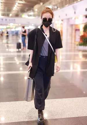 吴昕西服工装裤又美又飒机场照图片_3