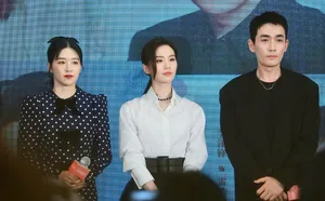 刘诗诗白衬衫知性优雅魅力十足现场照图片