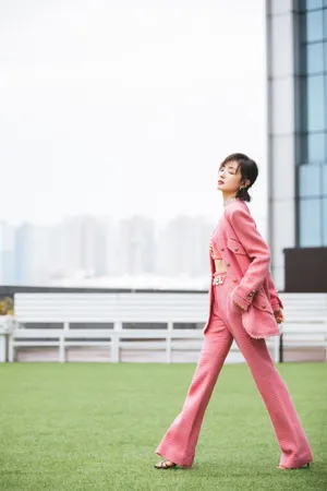 万茜粉色西装干练率真魅力十足写真图片_4