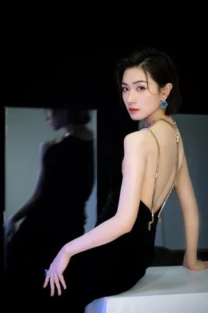 万茜黑丝绒露背长裙优雅迷人写真图片_4