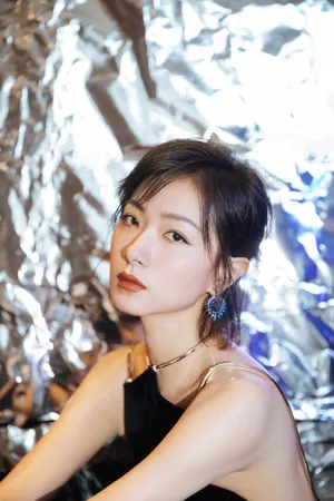 万茜黑丝绒露背长裙优雅迷人写真图片_5