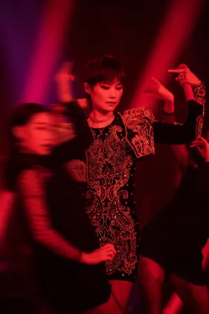 李宇春黑色紧身裙性感不乏俏皮可爱现场图片_5