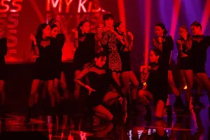 李宇春黑色紧身裙性感不乏俏皮可爱现场图片_7
