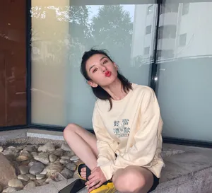 宋祖儿深牛仔浅卫衣歪头杀嘟嘴可爱美照图片