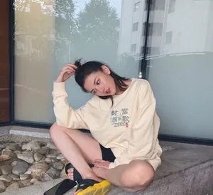 宋祖儿深牛仔浅卫衣歪头杀嘟嘴可爱美照图片_2