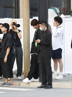 吴磊全黑套装长腿吸睛侧颜帅气街拍图片_2