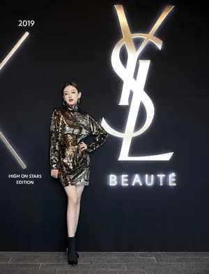 何瑞贤亮片裙性感写真图片_5