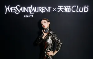 何瑞贤亮片裙性感写真图片_6