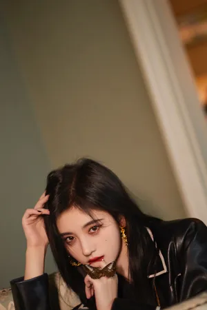 鞠婧祎黑色皮衣酷美写真图片_4