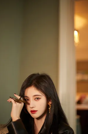 鞠婧祎黑色皮衣酷美写真图片_12