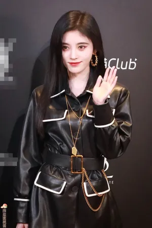 鞠婧祎黑皮衣酷飒气场十足活动照图片
