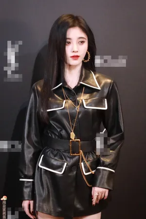 鞠婧祎黑皮衣酷飒气场十足活动照图片_3