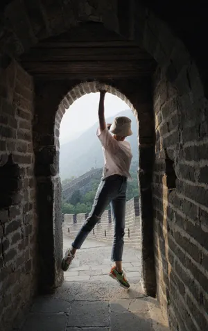 李沁白衣牛仔裤清爽阳光活力无限美照图片
