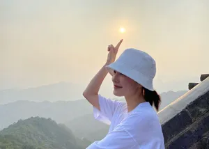 李沁白衣牛仔裤清爽阳光活力无限美照图片_4