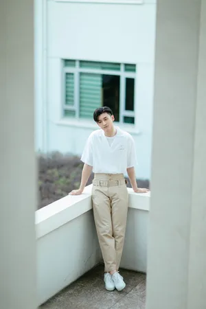 张云龙清爽白衬衫写真图片