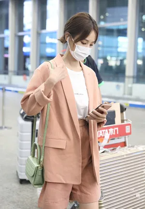 李一桐粉色套装甜美优雅机场照图片