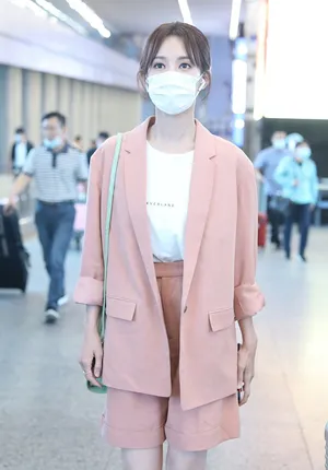 李一桐粉色套装甜美优雅机场照图片