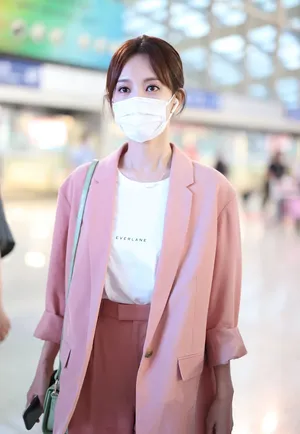 李一桐粉色套装甜美优雅机场照图片_2