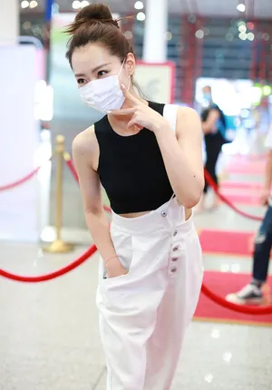 白冰背带裤丸子头活力可爱少女十足机场照图片
