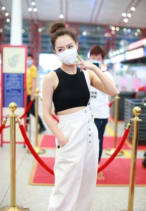 白冰背带裤丸子头活力可爱少女十足机场照图片_2