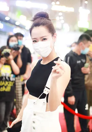 白冰背带裤丸子头活力可爱少女十足机场照图片_3