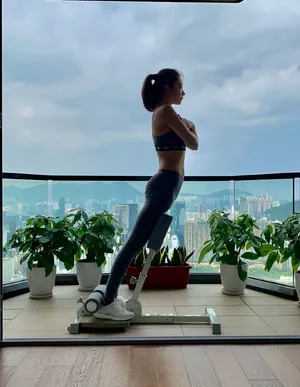 熊黛林小蛮腰腹肌线条明显撩人十足自拍图片_2
