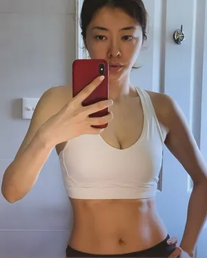 熊黛林小蛮腰腹肌线条明显撩人十足自拍图片_4
