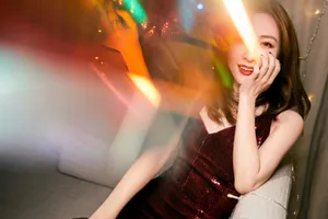 吴昕红色亮片裙性感写真图片_2