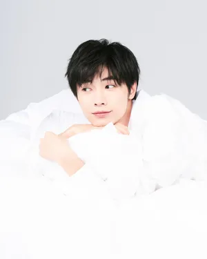 宋继扬简约白色系清爽写真图片