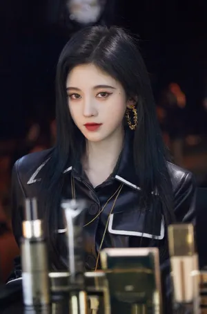 鞠婧祎酷美皮衣品牌活动图片_2