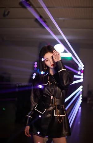 鞠婧祎酷美皮衣品牌活动图片_8