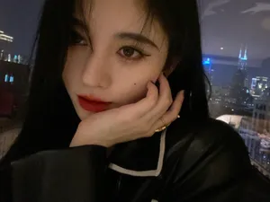鞠婧祎黑色皮衣酷美写真花絮图片_2