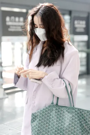迪丽热巴粉色西装卷发街拍图片