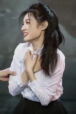 周涛青春衬衫长裙皮肤白皙面色红润美照图片