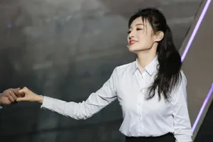周涛青春衬衫长裙皮肤白皙面色红润美照图片_3