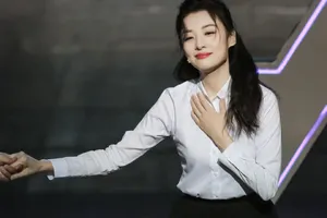 周涛青春衬衫长裙皮肤白皙面色红润美照图片_6