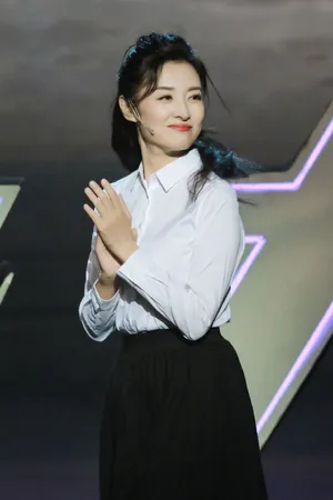 周涛青春衬衫长裙皮肤白皙面色红润美照图片_7