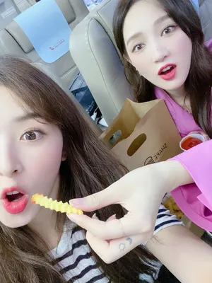 张含韵甜美可爱脸颊红润皮肤水嫩美照图片_3