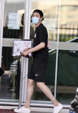 吴亦凡素颜潮流装扮清爽有型机场照图片_2