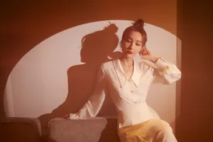 吴昕白衣温柔光影写真图片_4