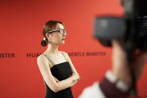 吴昕黑色连衣裙性感活动图片_4