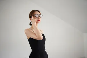 吴昕黑色连衣裙性感活动图片_5