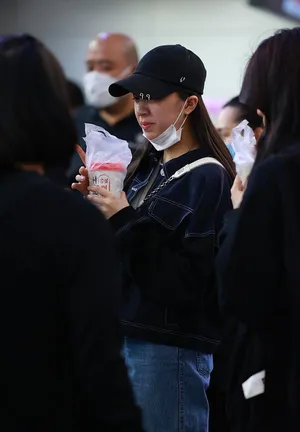 欧阳娜娜携妹妹装扮帅气美丽机场照图片_1