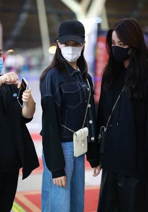 欧阳娜娜携妹妹装扮帅气美丽机场照图片