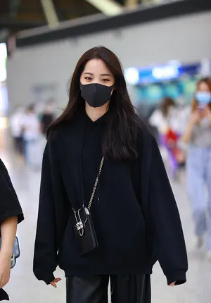 欧阳娜娜携妹妹装扮帅气美丽机场照图片_2