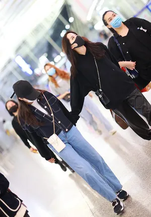 欧阳娜娜携妹妹装扮帅气美丽机场照图片_4