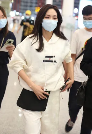 王霏霏纯白套装装扮酷美大方有气质机场照图片